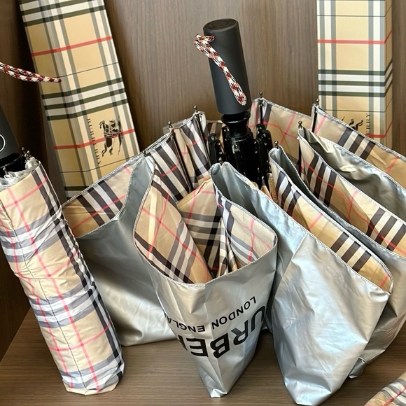 Burberry VIP Umbrella with box - Picture 3 of 5